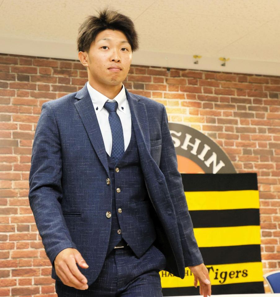 　アップ提示で契約を更改し会見を終えた島田（代表撮影）