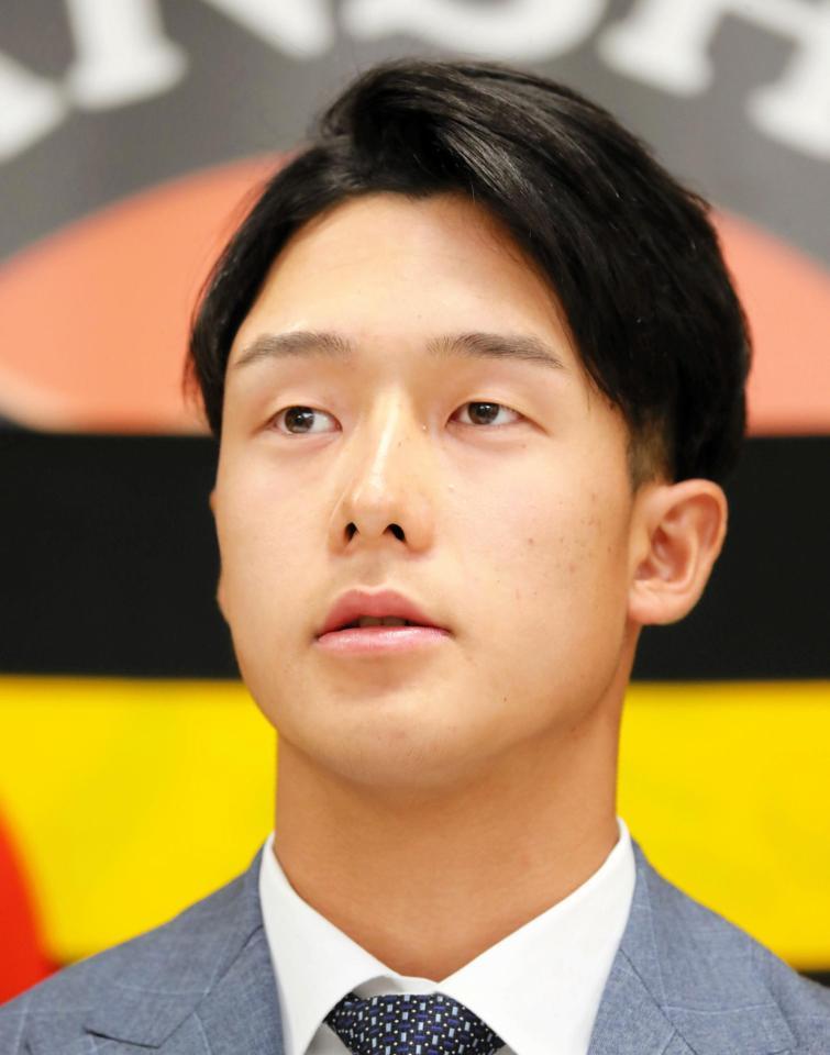 　契約を更改し会見する阪神・小幡（代表撮影）
