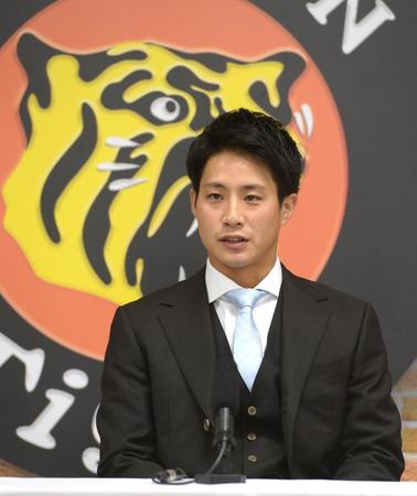 契約更改を終えて会見に臨む、阪神・木浪聖也＝球団事務所（代表撮影）