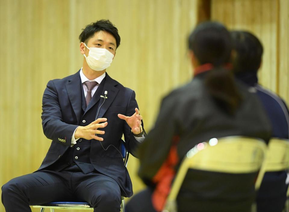 生徒の質問に答える阪神・近本光司＝兵庫県淡路市多賀・一宮体育センター＝（撮影・田中太一）