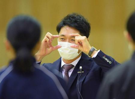 　手ぶりを交えて質問に答える近本