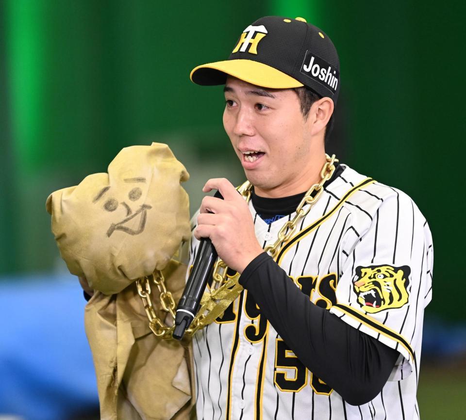 　てるてる坊主をモチーフにした金メダルを首からぶら下げて感想を述べる阪神・青柳（撮影・田中太一）