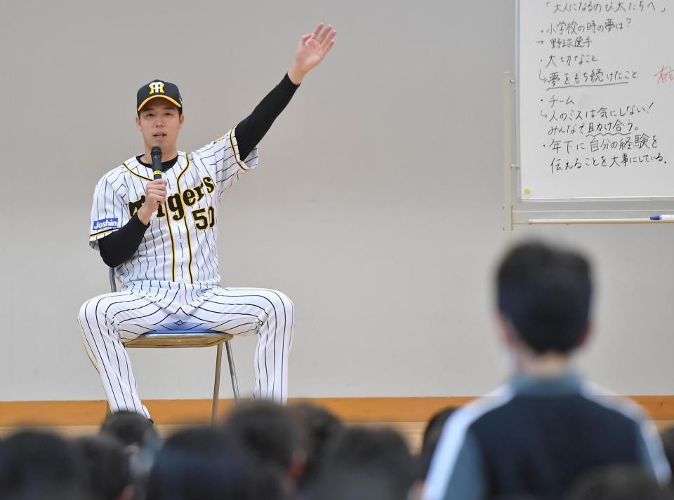 　児童からの質問に答える青柳（撮影・伊藤笙子）