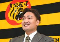 契約更改を終え、笑顔で会見に臨む阪神・秋山拓巳（代表撮影）