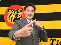 契約更改を終え、一億円の大台に乗りポーズをとる秋山（代表撮影）