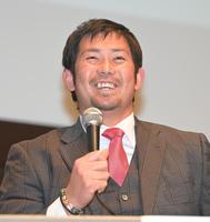 トークショーで会場を盛り上げる岩田稔氏＝関西大学千里山キャンパス（撮影・高部洋祐）