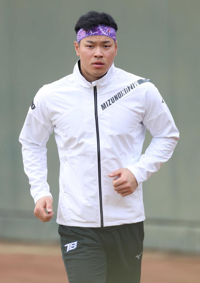 　別メニューで調整する佐藤輝（代表撮影）