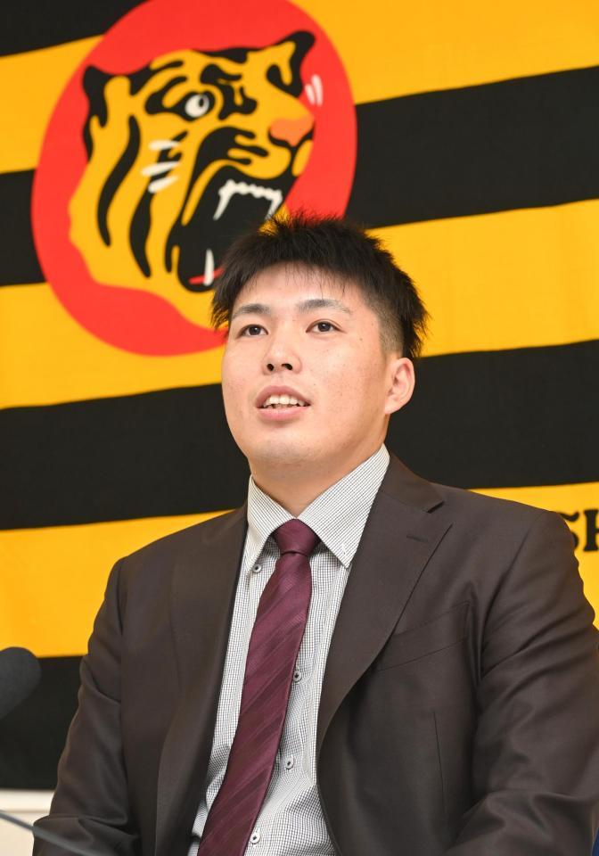 　契約更改を終え、笑顔で会見に臨む馬場（代表撮影）