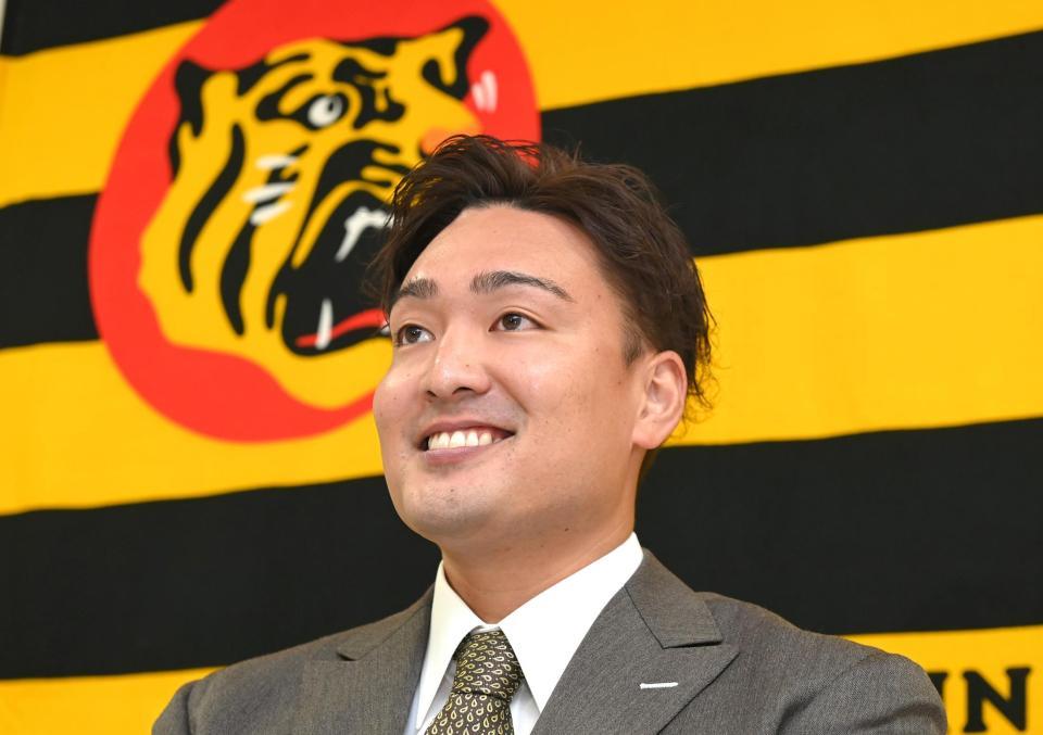 契約更改を終え、笑顔で会見に臨む阪神・秋山拓巳（代表撮影）