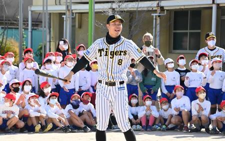 　生徒の前で打撃を見せる佐藤輝（撮影・田中太一）