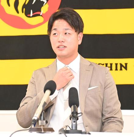 更改を終え、会見する阪神・高橋遥人＝甲子園（撮影・飯室逸平）