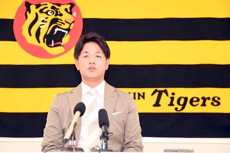 　更改を終え、会見する高橋（撮影・飯室逸平）