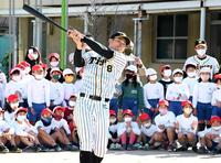 生徒の前でフルスイングする佐藤輝（撮影・田中太一）