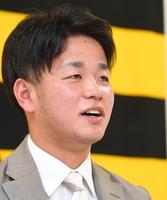 　更改を終え、会見する高橋（撮影・飯室逸平）