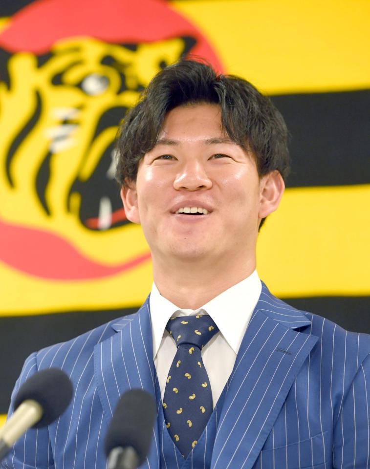 契約更改を終え、笑顔で会見する阪神・及川雅貴＝甲子園（撮影・飯室逸平）