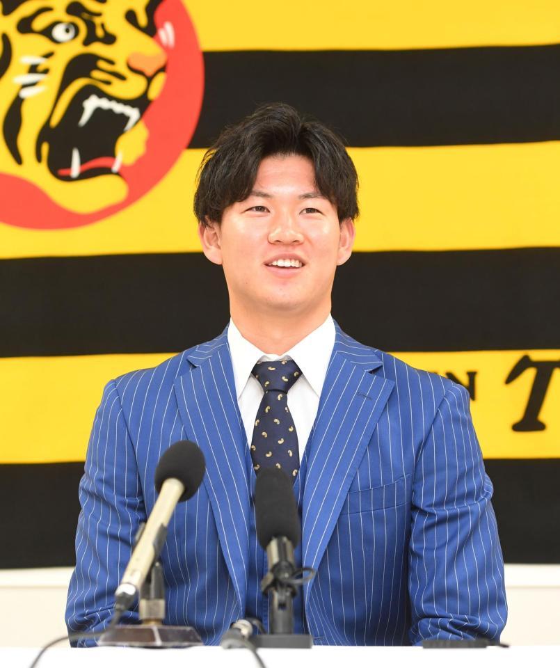 　契約更改を終え、会見する及川（撮影・飯室逸平）