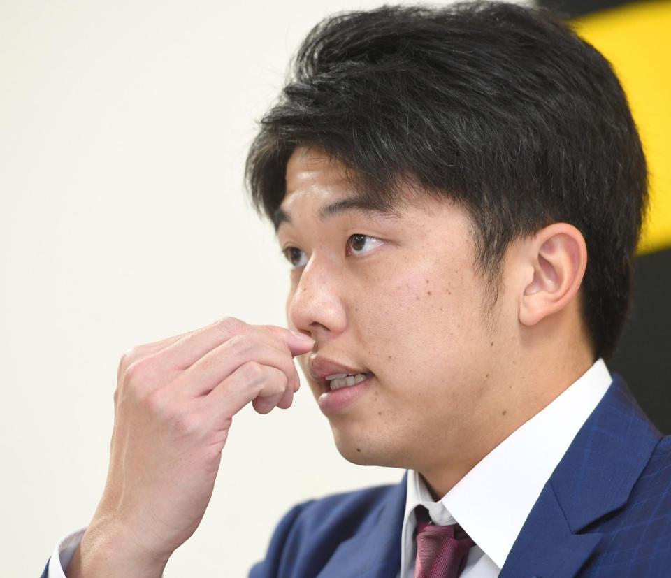 契約更改を終え、会見する阪神・才木浩人＝甲子園（撮影・飯室逸平）