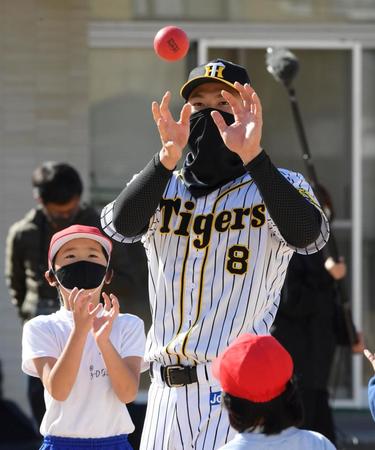 　子供たちとふれ合う佐藤輝（撮影・田中太一）