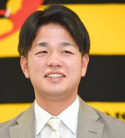 　更改を終え、会見する高橋（撮影・飯室逸平）