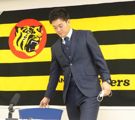　契約更改を終え会見に臨んだ望月（代表撮影）