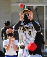 　子供たちとふれ合う佐藤輝（撮影・田中太一）