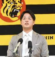 　更改を終え、会見する高橋（撮影・飯室逸平）