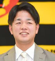 　更改を終え、会見する高橋（撮影・飯室逸平）