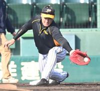 　早出特守で一塁の守備練習に励む大山＝１１月２０日、甲子園