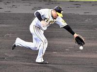 　三遊間への打球を追う大山