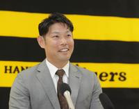 　契約更改を終え会見に臨む原口（代表撮影）