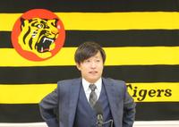 　契約更改を終え会見に臨んだ島本（代表撮影）