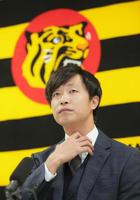 　契約更改を終え会見に臨んだ島本（代表撮影）