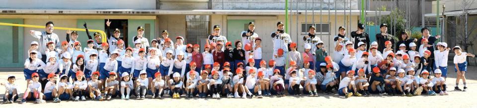 　授業を終え、生徒、学校関係者と記念写真に納まる佐藤輝らナイン