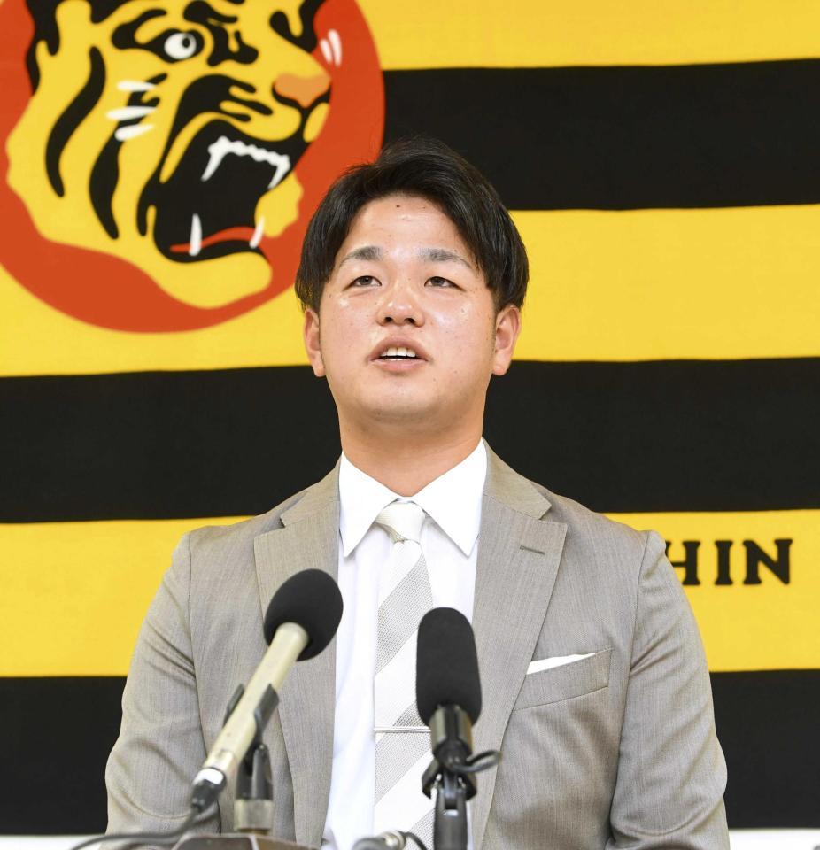 　更改を終え、会見する高橋（撮影・飯室逸平）