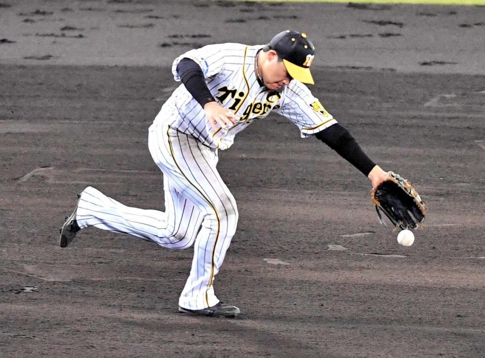 　三遊間への打球を追う大山