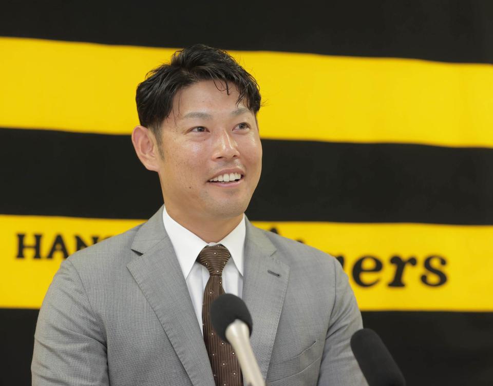 　契約更改を終え会見に臨む原口（代表撮影）