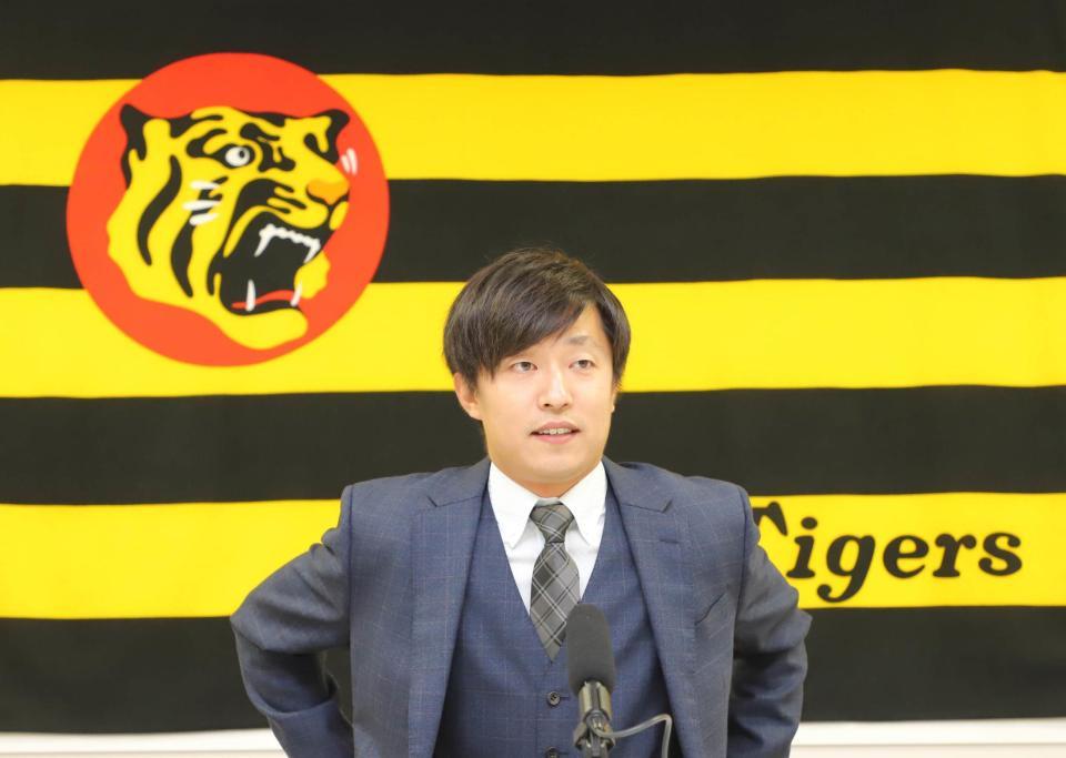 　契約更改を終え会見に臨んだ島本（代表撮影）