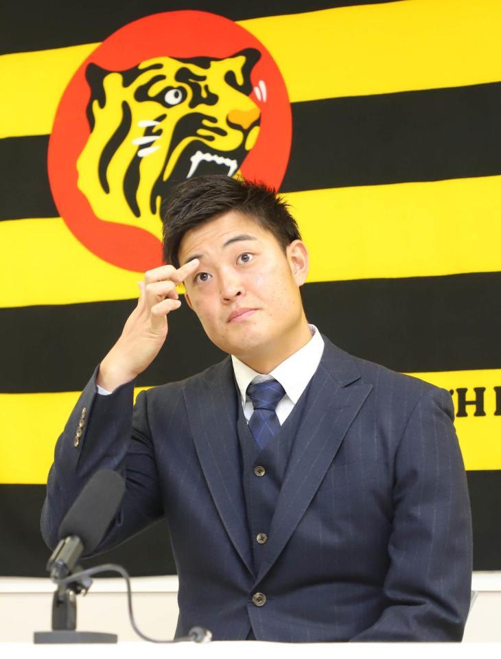 　契約更改を終え会見に臨んだ望月（代表撮影）