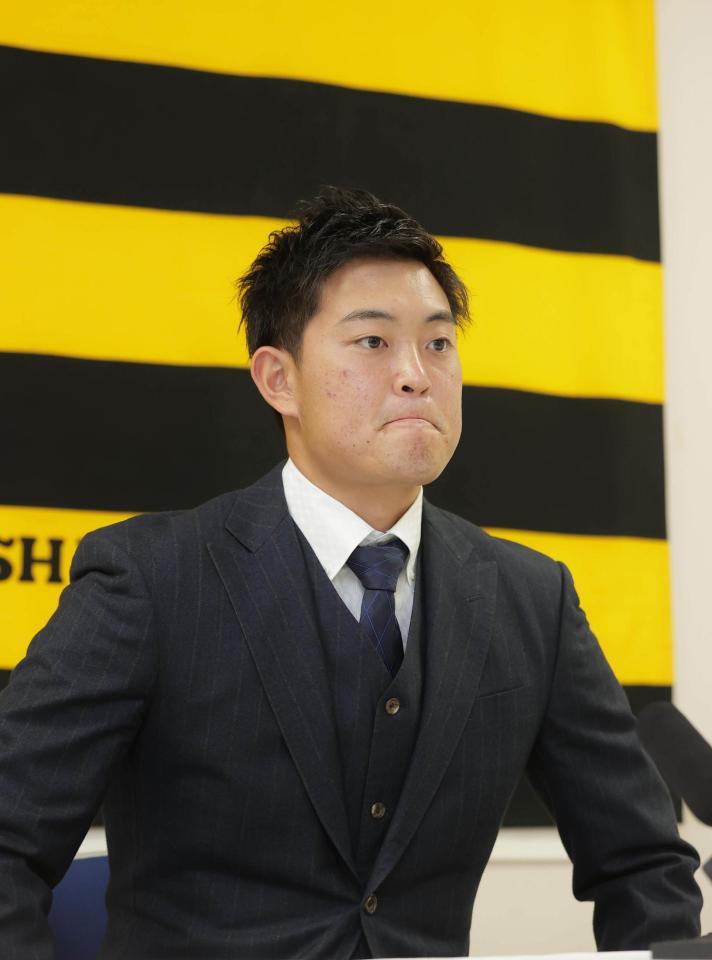 　契約更改を終え会見に臨んだ望月（代表撮影）