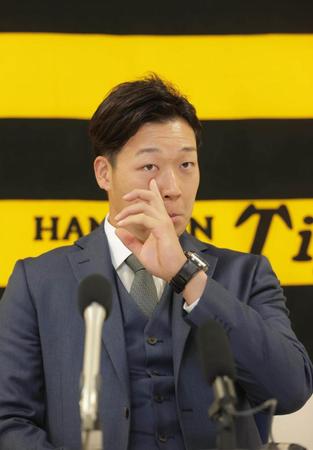 　契約更改を終え会見に臨んだ大山（代表撮影）