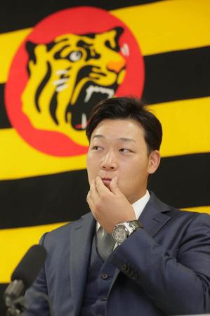 　契約更改を終え会見に臨んだ大山（代表撮影）