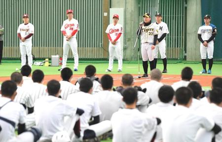 　高校生たちを前にあいさつする糸原（撮影・飯室逸平）