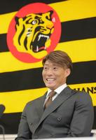 　契約更改を終え会見に臨んだ糸井（代表撮影）