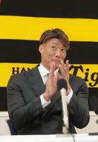 　契約更改を終え会見中に近くを通った秋山に拍手を送る糸井（代表撮影）