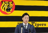 　契約更改を終え会見に臨んだ大山（代表撮影）