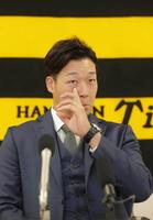 　契約更改を終え会見に臨んだ大山（代表撮影）