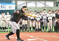 　高校生にバントの手本を見せる糸原（撮影・飯室逸平）
