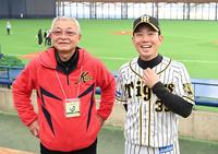 　開星・野々村直通監督（左）から激励を受ける糸原（撮影・飯室逸平）