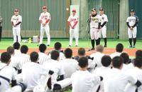　高校生たちを前にあいさつする糸原（撮影・飯室逸平）