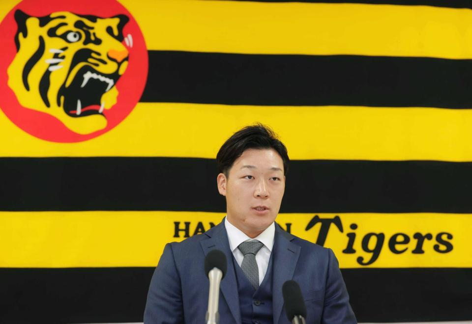 　契約更改を終え会見に臨んだ大山（代表撮影）